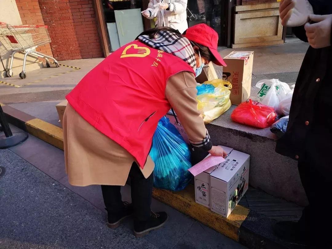 疫情当前,她们变身送菜队、厨娘、代购员、无人机女飞手……