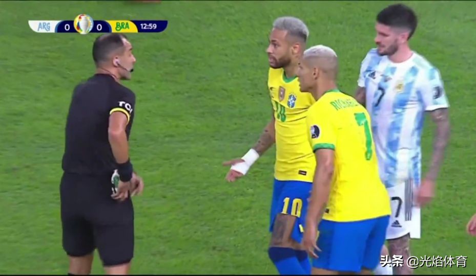 内马尔球袜脚被踢破,梅西进球内马尔被砸