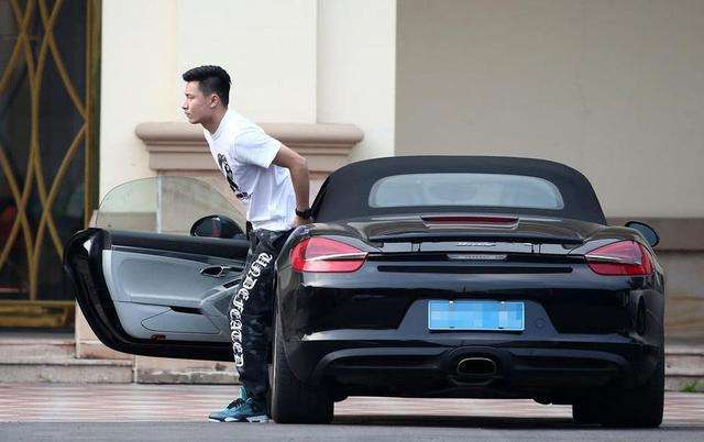 汗颜!男足年薪千万,女足主力却在论坛收二手球鞋