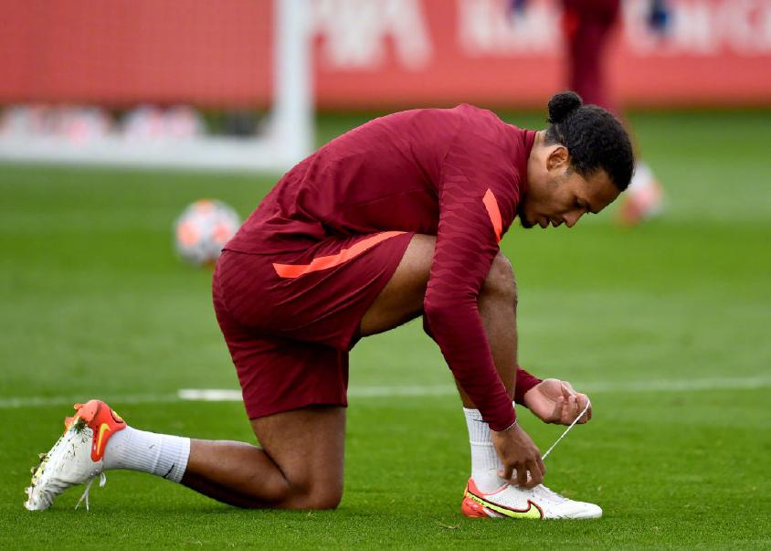 吕迪格和范戴克防守哈兰德,世一卫范戴克