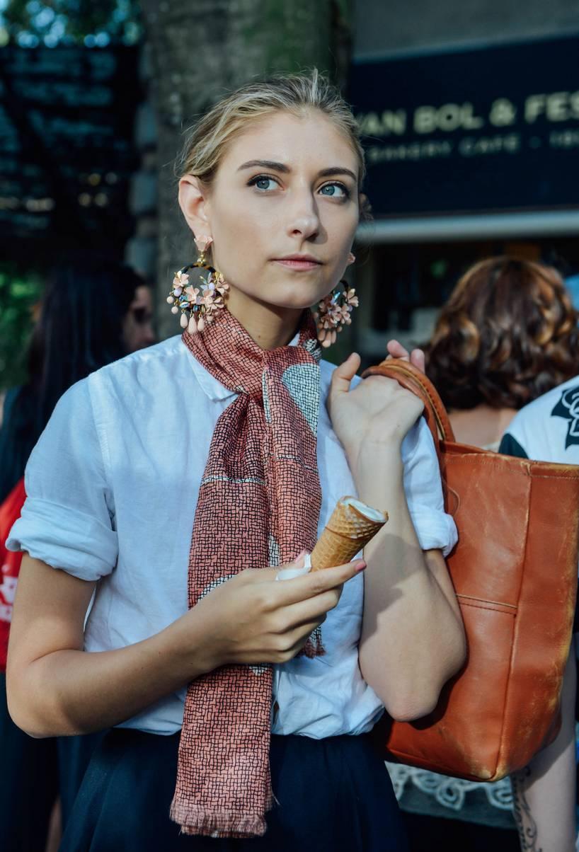 当第一阵秋风吹起，懂得用好丝巾的女人，怎么看都有“高级感”