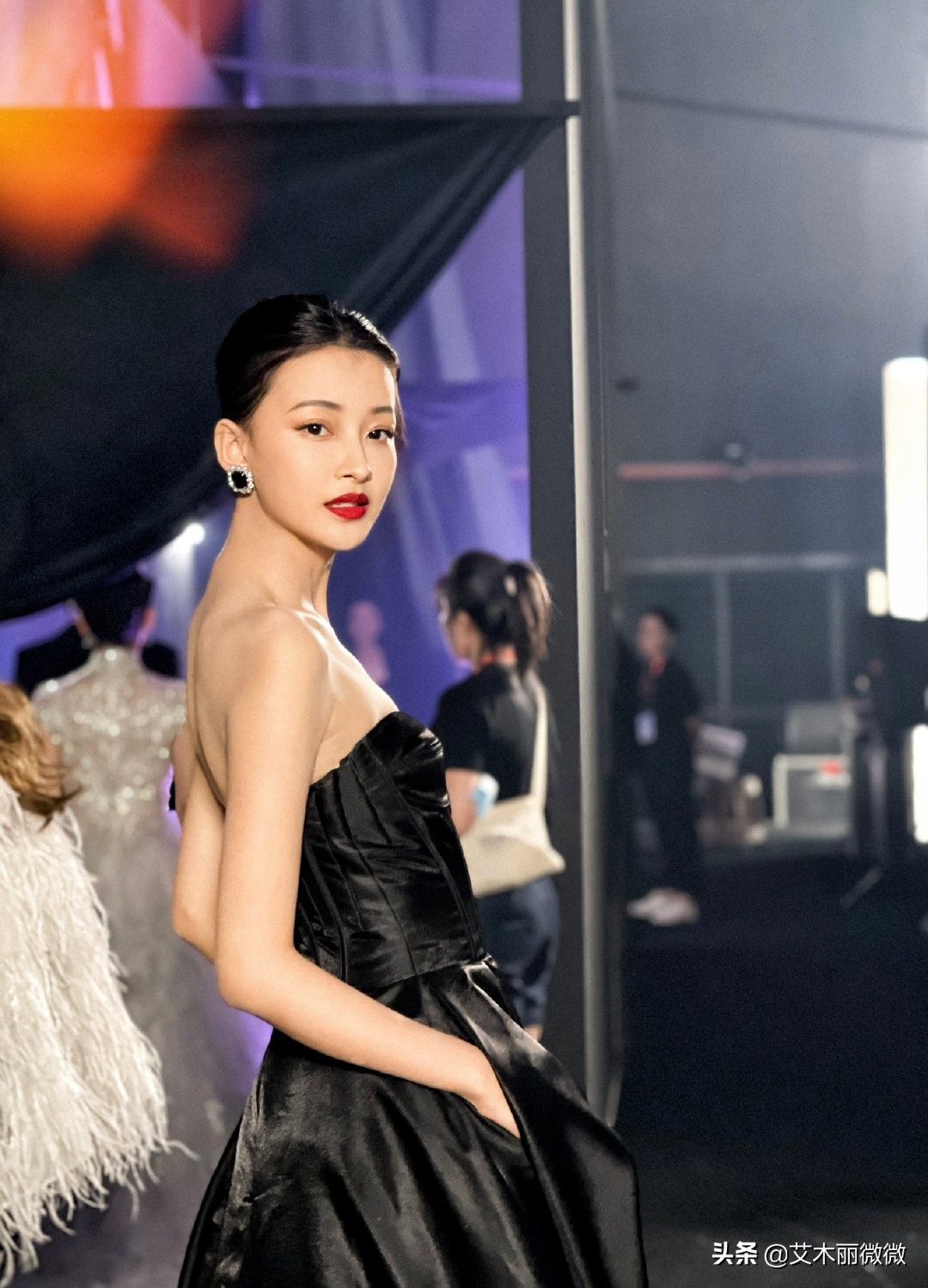 孙怡黑天鹅抹胸长裙,孙怡露背长裙