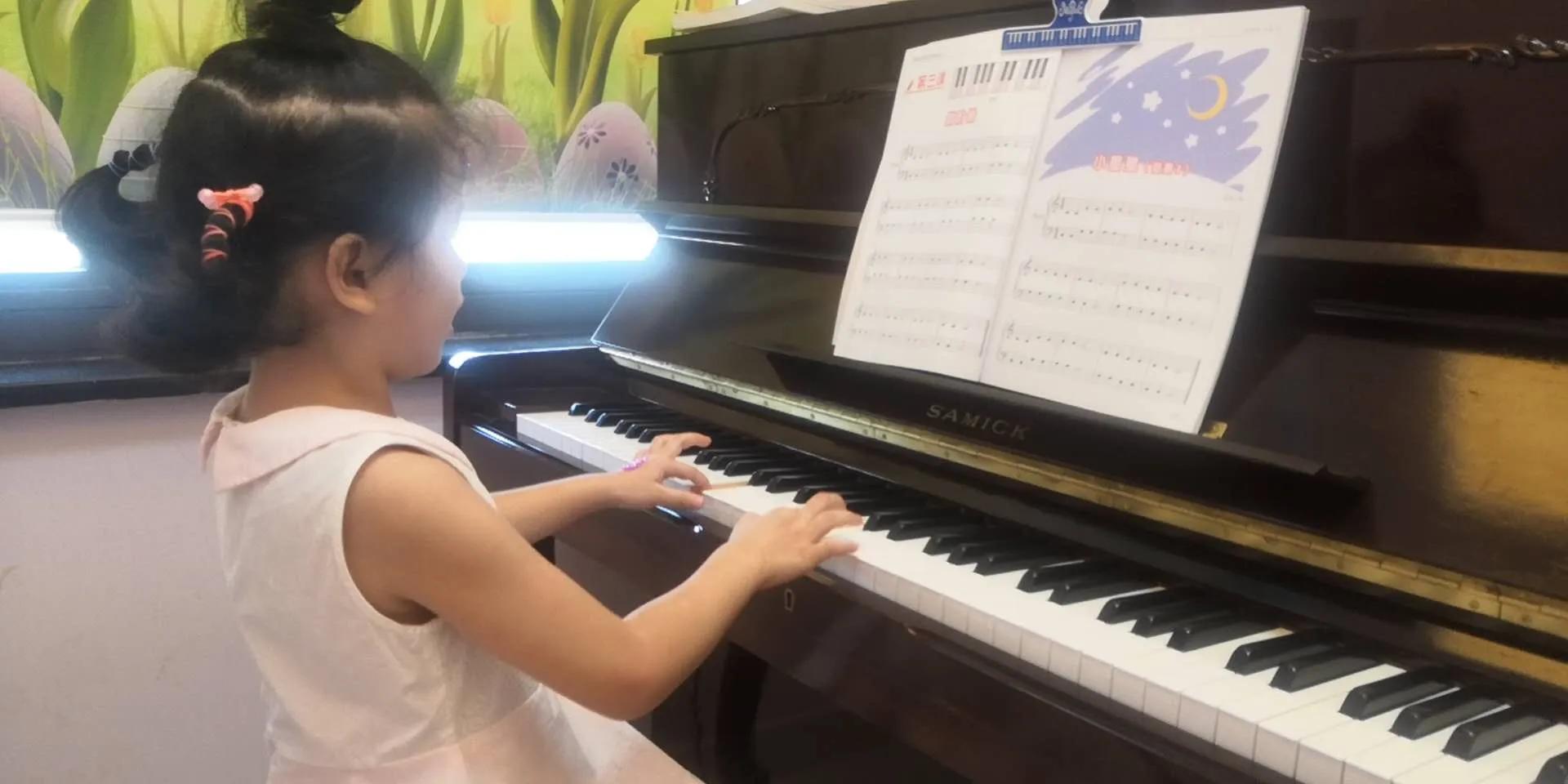 鍜崱鑹烘湳鍩硅,鍜崱闊充箰鍩硅涓績