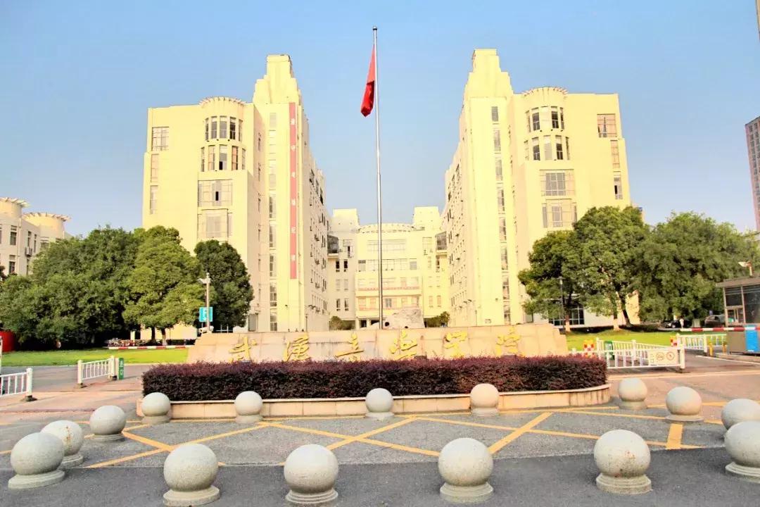 武昌这所低调的大学坐拥一线江景,教学楼窗外就是黄鹤楼