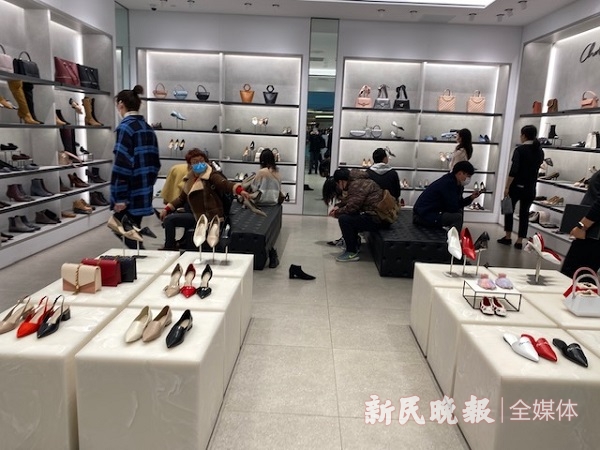 新店开张了，拎着购物袋的人多了，阿拉闹猛的上海回来了