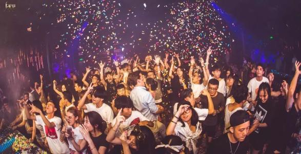 新手一个人去夜店的基本流程,夜店游玩指南