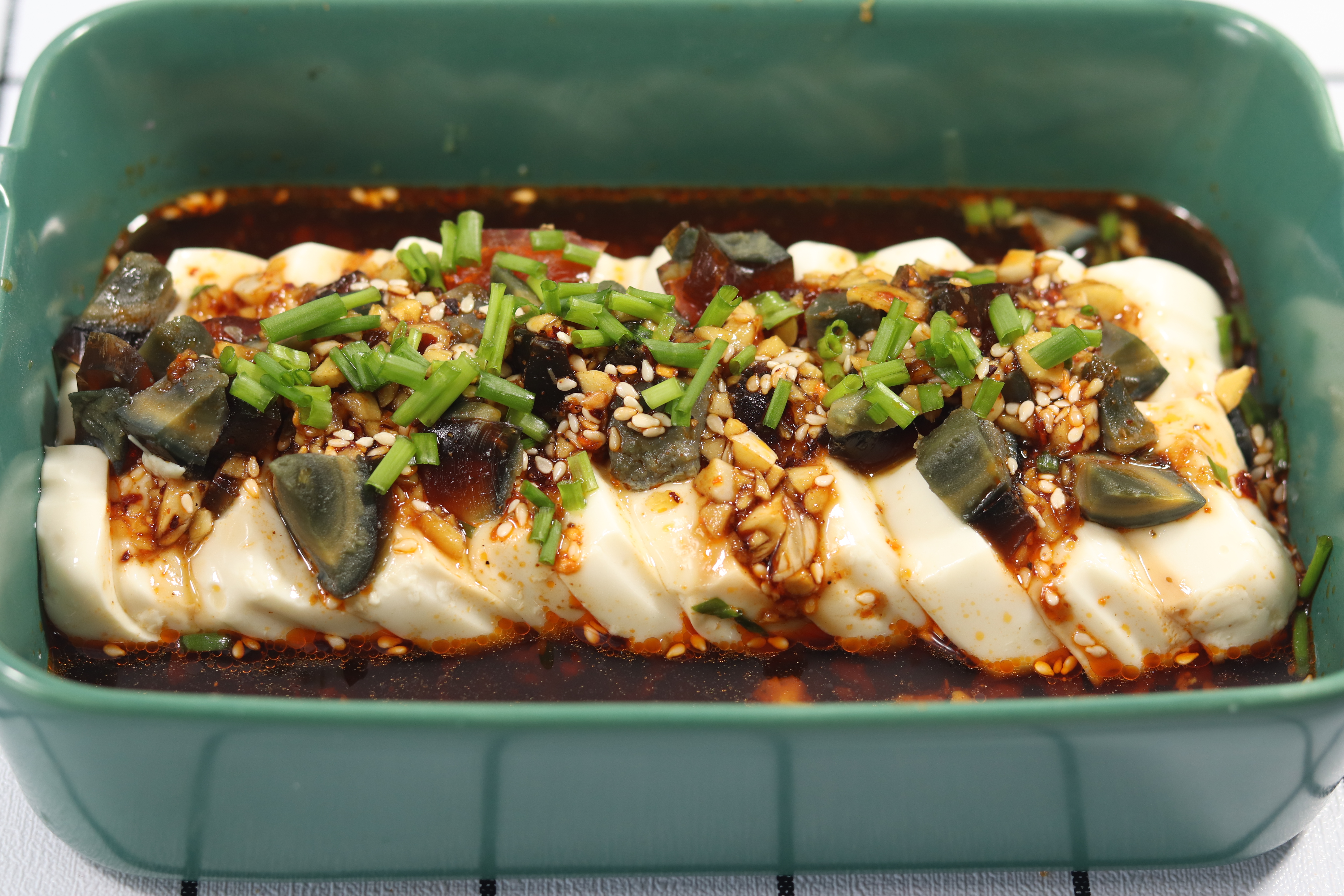 切皮蛋总粘刀,拌豆腐又出水?记住一招,教你做出完美皮蛋豆腐