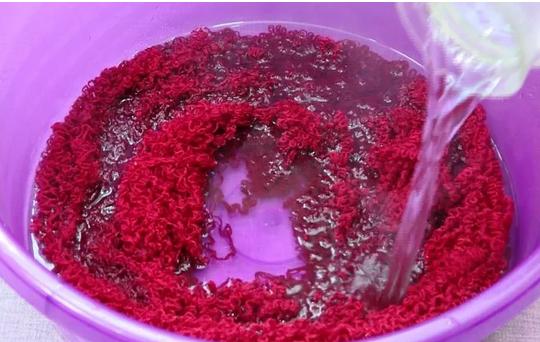 旧毛衣改造帽子编织方法,如何用旧毛衣做帽