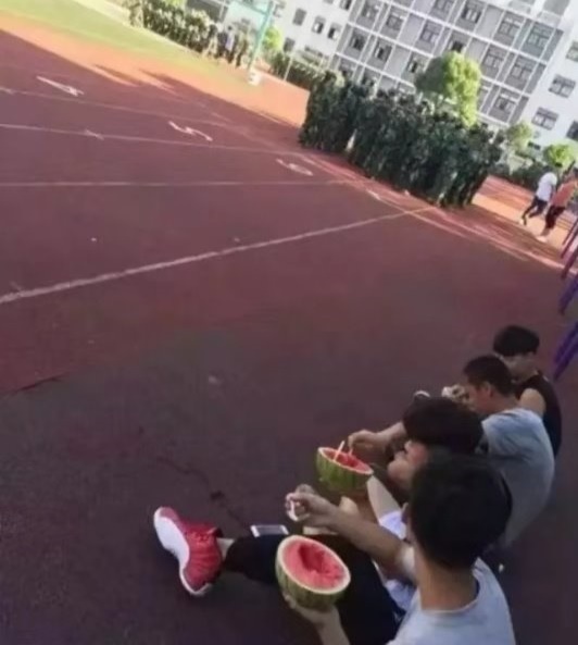 军训下雨还要军训吗,你以为下雨就不军训了吗