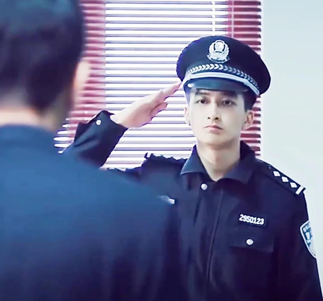 70年代穿白色警服的警察一身正气,监狱警察警服变迁史