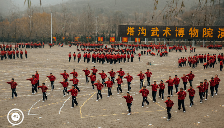 这里的孩子大多从6岁习武,他拍下河南少林寺一所鲜为人知的武校