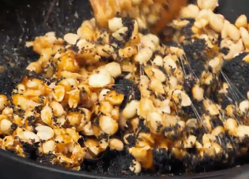 香酥花生芝麻糖的做法,花生芝麻糖不太甜的做法