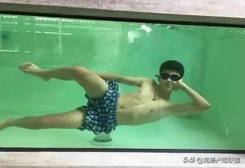 国外某熊孩子把龙鱼吓脱臼了