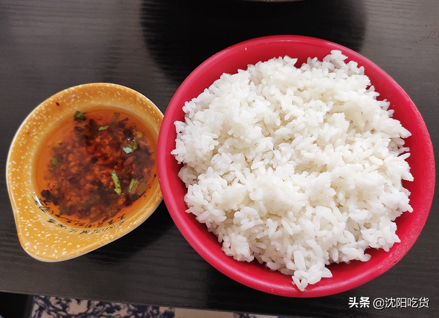 冒菜是一个神奇的存在，味道像牛油火锅，还可以蘸油碟配米饭