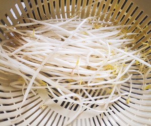 油泼面简单易学的做法,油泼面最正宗的做法简单