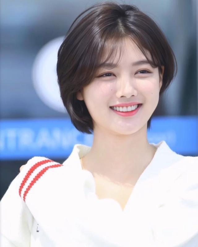 适合圆脸女生的有空气刘海的发型,八字刘海圆脸女生烫什么发型好看