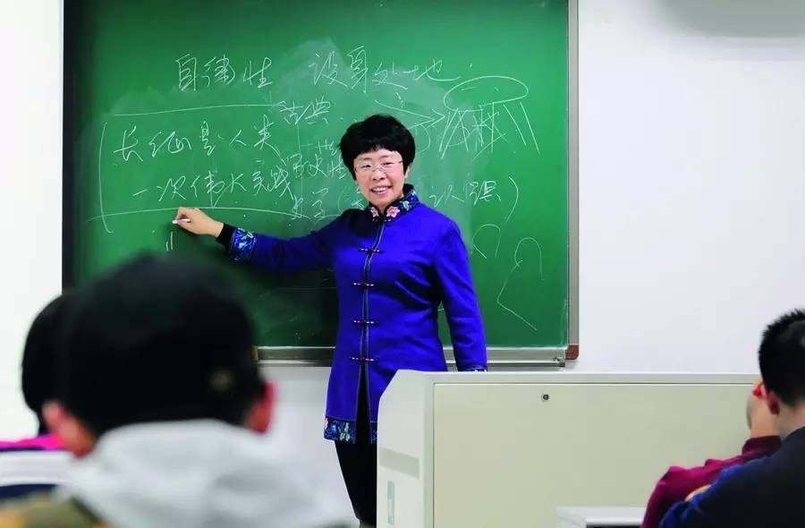 清华才女92岁至今未婚,腹有诗书气自华的大学女教授