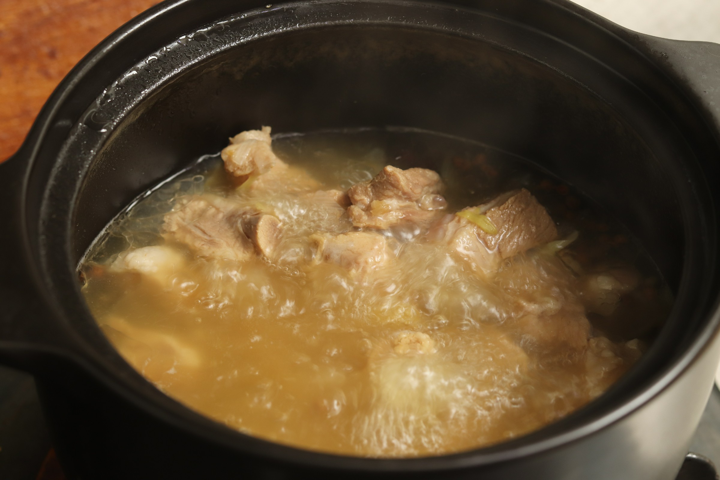 炖排骨前千万别焯水教你正确做法,炖排骨之前要不要先炒一下