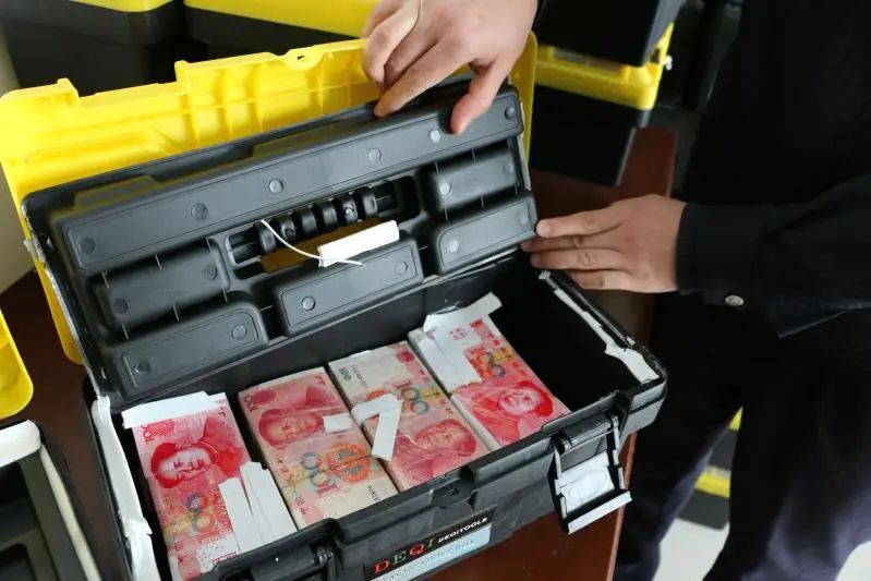 亿万富豪被偷钱,亿万富翁骗500万