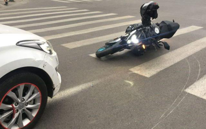 开车撞到车要先报保险还是先送医,开车撞到人必须垫付医药费吗