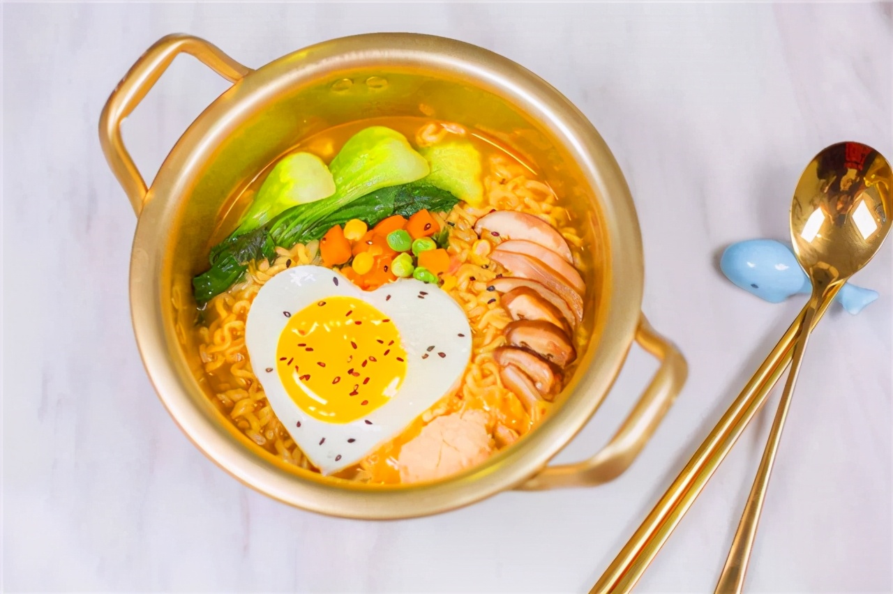 康师傅亏九百亿，裁员2.5万，巨头都站不住，泡面市场还有救吗