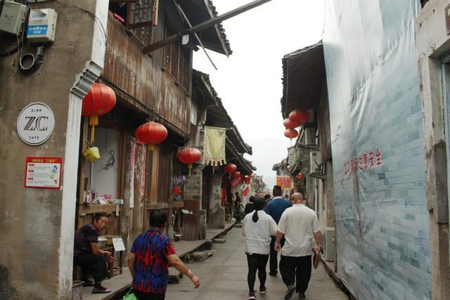 这条街以前很繁华,这条街历经百年变迁