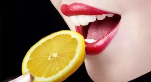 一口黄牙能洗白吗,一口黄牙毁了一张脸