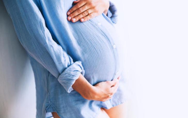 新手孕妇两分钟快速生产,女人走着走着生孩子