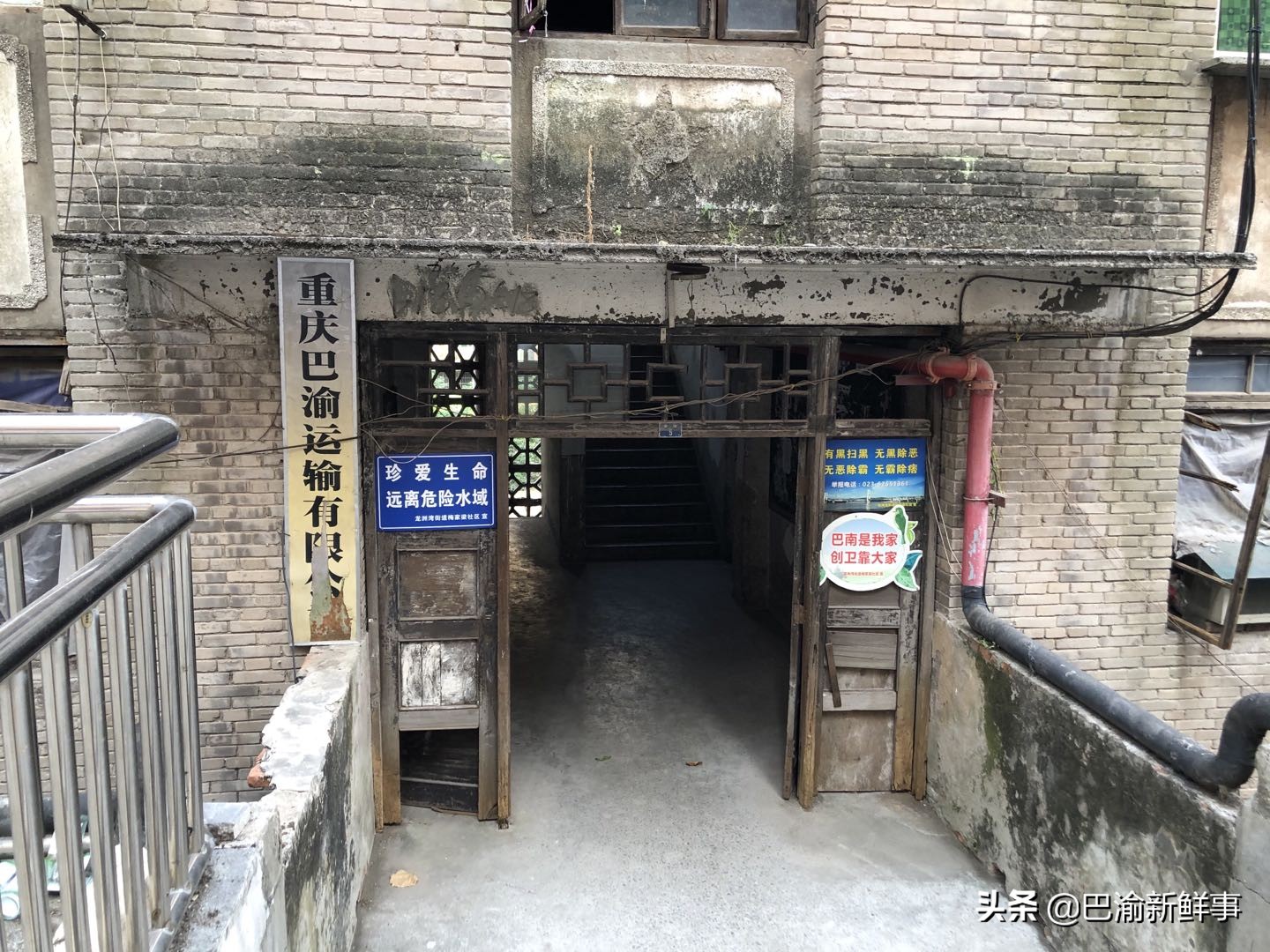 重庆巴南鱼洞这条街有点怪,一边是高楼大厦,一边是旧房