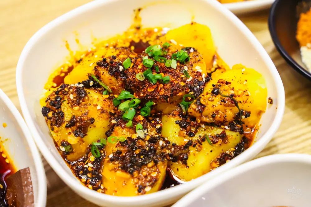 这家国潮网红串串落地襄阳啦,你只管拿串不用涮可以直接开吃