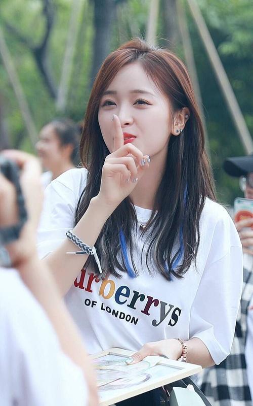 吴宣仪和杨幂谁穿的好看,女明星穿山寨高定