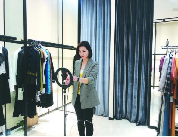 丽水市区服装店几家欢喜几家愁，一些店家转变销售思路