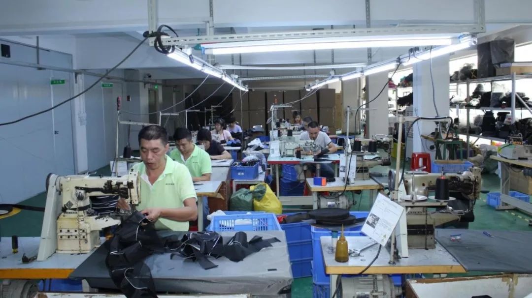 深圳80后跨国接济贫困儿，百万太阳能包，从美国改卖到非洲贫民窟