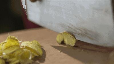 嘴唇总起皮器官发出信号,嘴唇干裂代表哪个脏腑