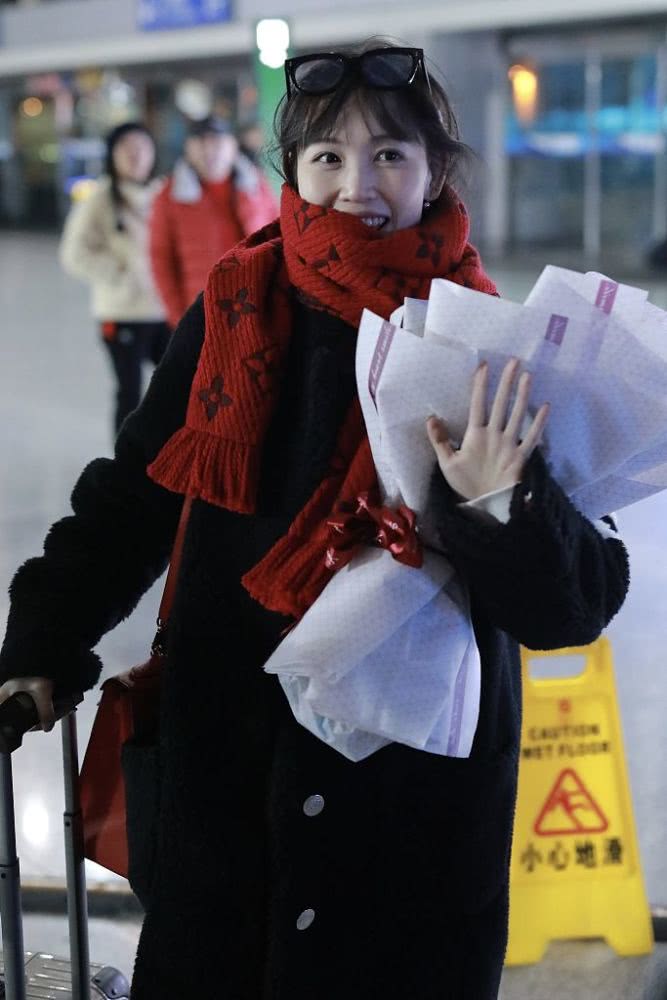 马蓉现身机场全黑造型墨镜遮面,马蓉最新走红毯视频