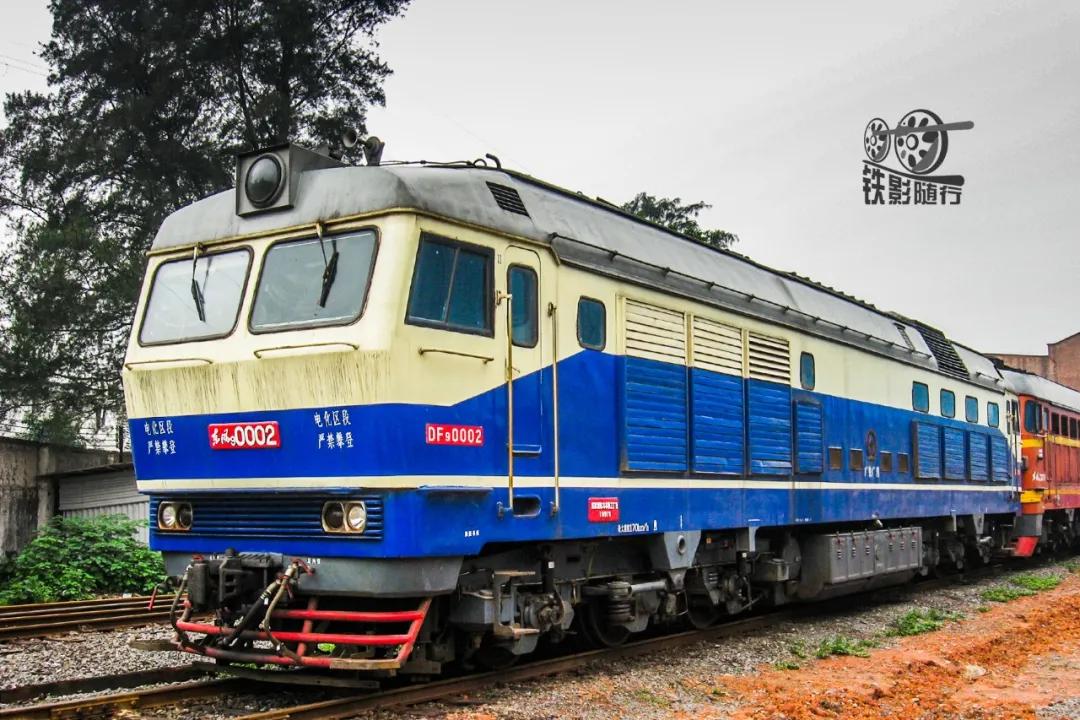 铁影车,东风11型内燃机车照片