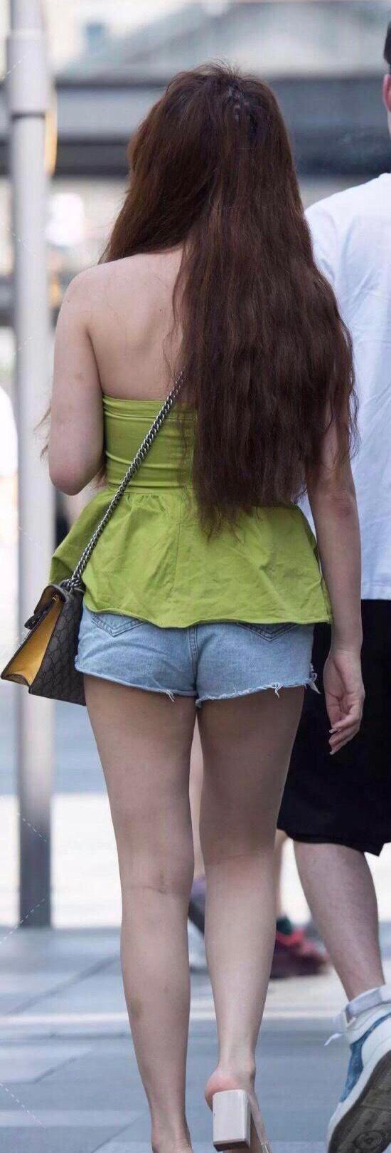 喇叭裤怎么穿搭更好看,穿搭打底裤尽显时尚美感