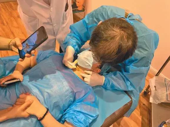 男记者*底卧**微整形速成班:学员互相注射抽血学习一周速成,“哪个(药)便宜用哪个”