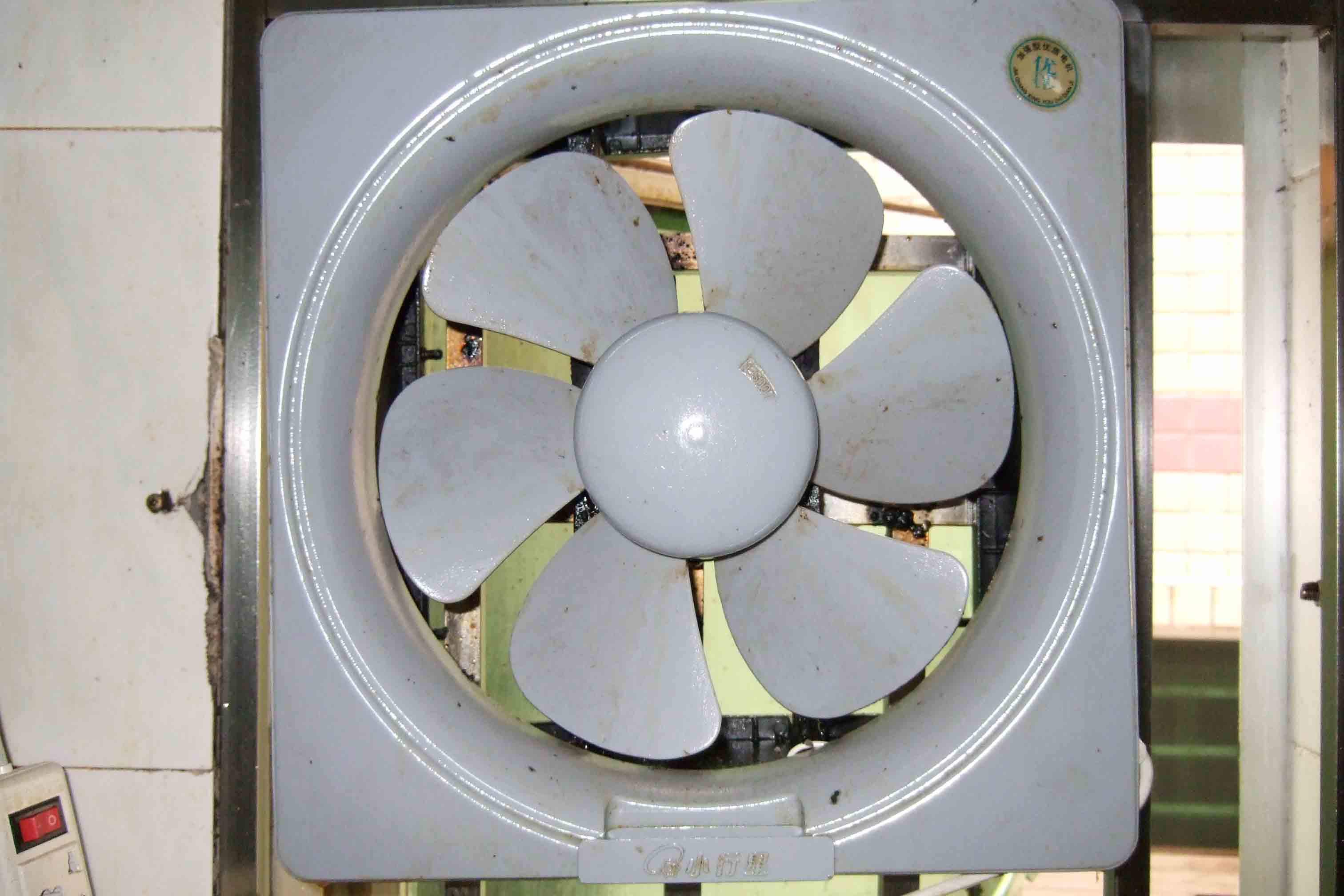 厨房怎样装排气扇油烟更容易排,厨房油烟机排烟效果差加装排风扇