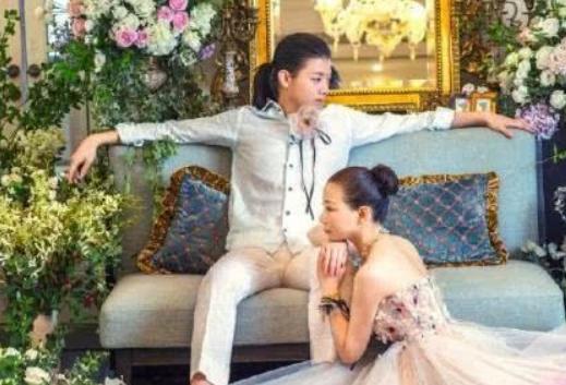 吴亦凡和霍尊的成长经历,值得家长认真分析,家有男孩引以为鉴