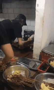 都说明星买鞋容易，看王鹤棣什么水平，万元神鞋打球扫雪毫不心疼