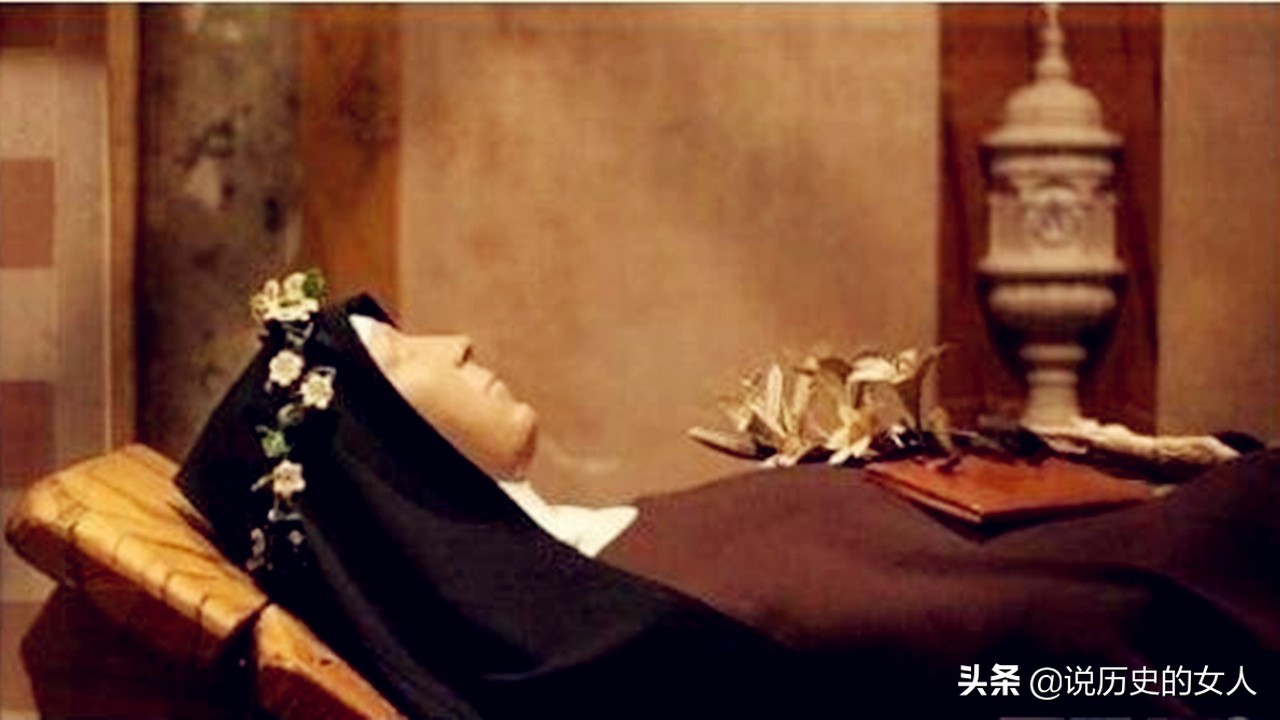 她身高1.4米，14岁经历奇遇，死后140年尸体不腐，被称圣女
