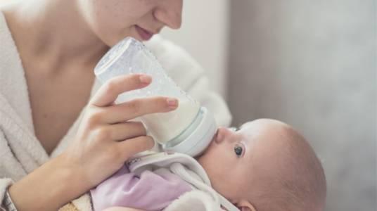 6个月宝宝喝奶粉是1段还是2段,6个月宝宝喝1段奶粉好还是2段好