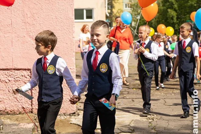 美女求代购俄版书,闲聊中俄边境边民带货赚钱的琐碎