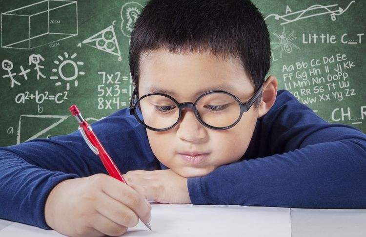 孩子眼睛突然看不清了如何矫正,出生就近视的小孩能矫正吗