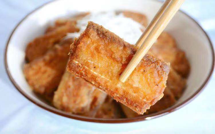 酒店里的招牌菜不粘锅的香煎带鱼,煎带鱼不粘锅不破皮的技巧