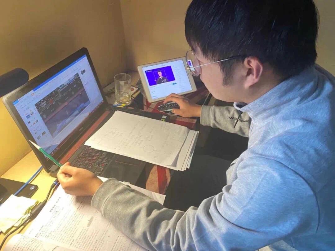 华侨城中学线上*党**旗红，*党**员示范当先锋