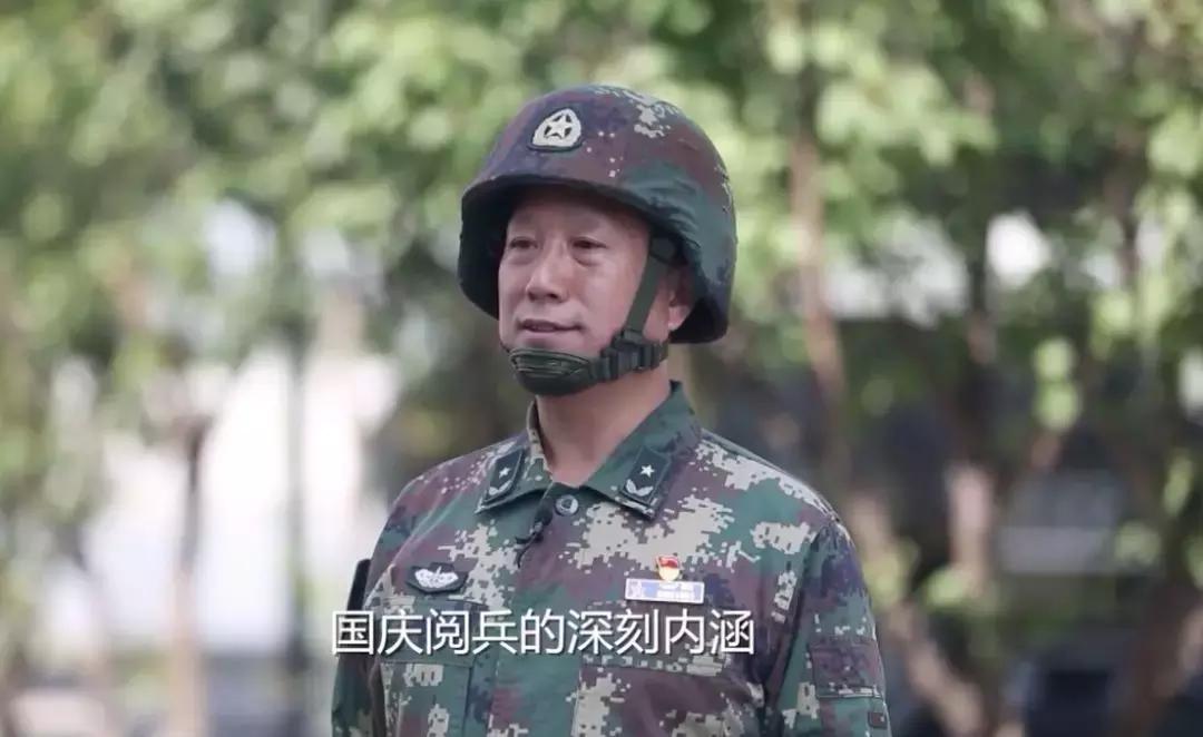 军人父子一起参加阅兵,上阵父子兵父子二人同时参加阅兵