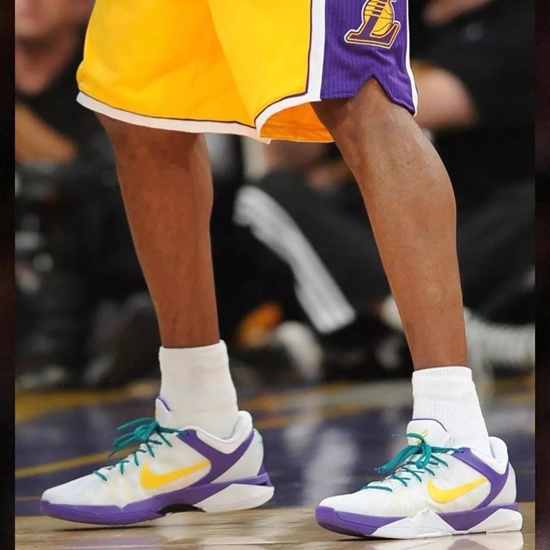 科比生涯最高分穿什么鞋,科比五名人堂配色nba上脚