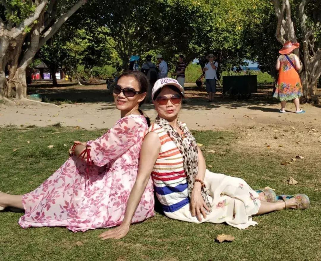 大妈拍照经典15个动作图片,中年大妈拍照摆拍动作